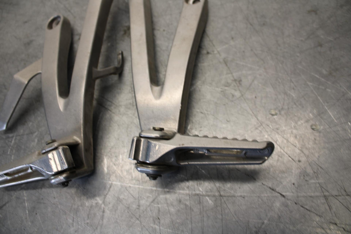 2011 Honda CBR600RR REAR BACK PASSENGER PEG SET PAIR 50720-MEL-305 BB520