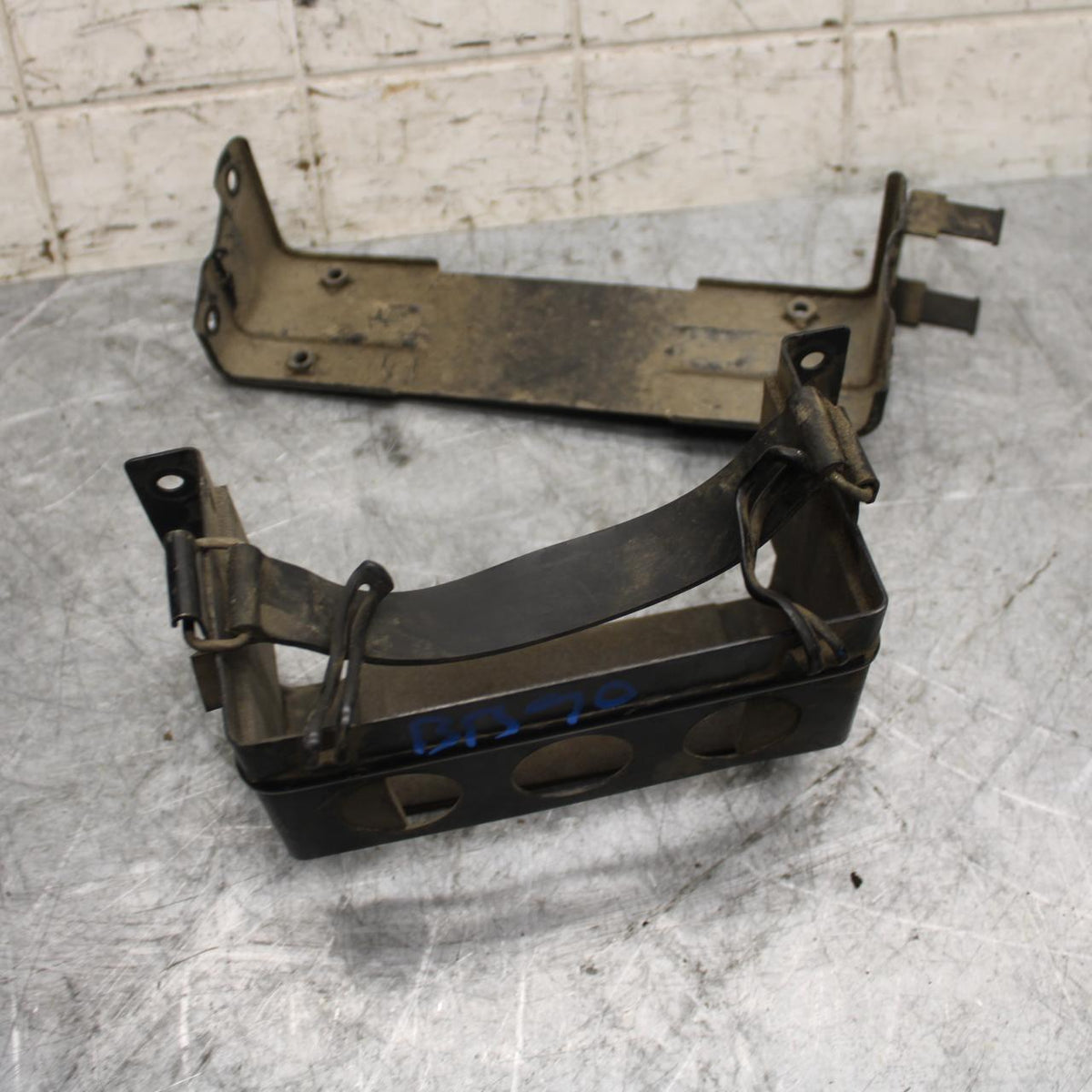 1993 Suzuki GSXR1100W BATTERY BOX TRAY STRAP BB46