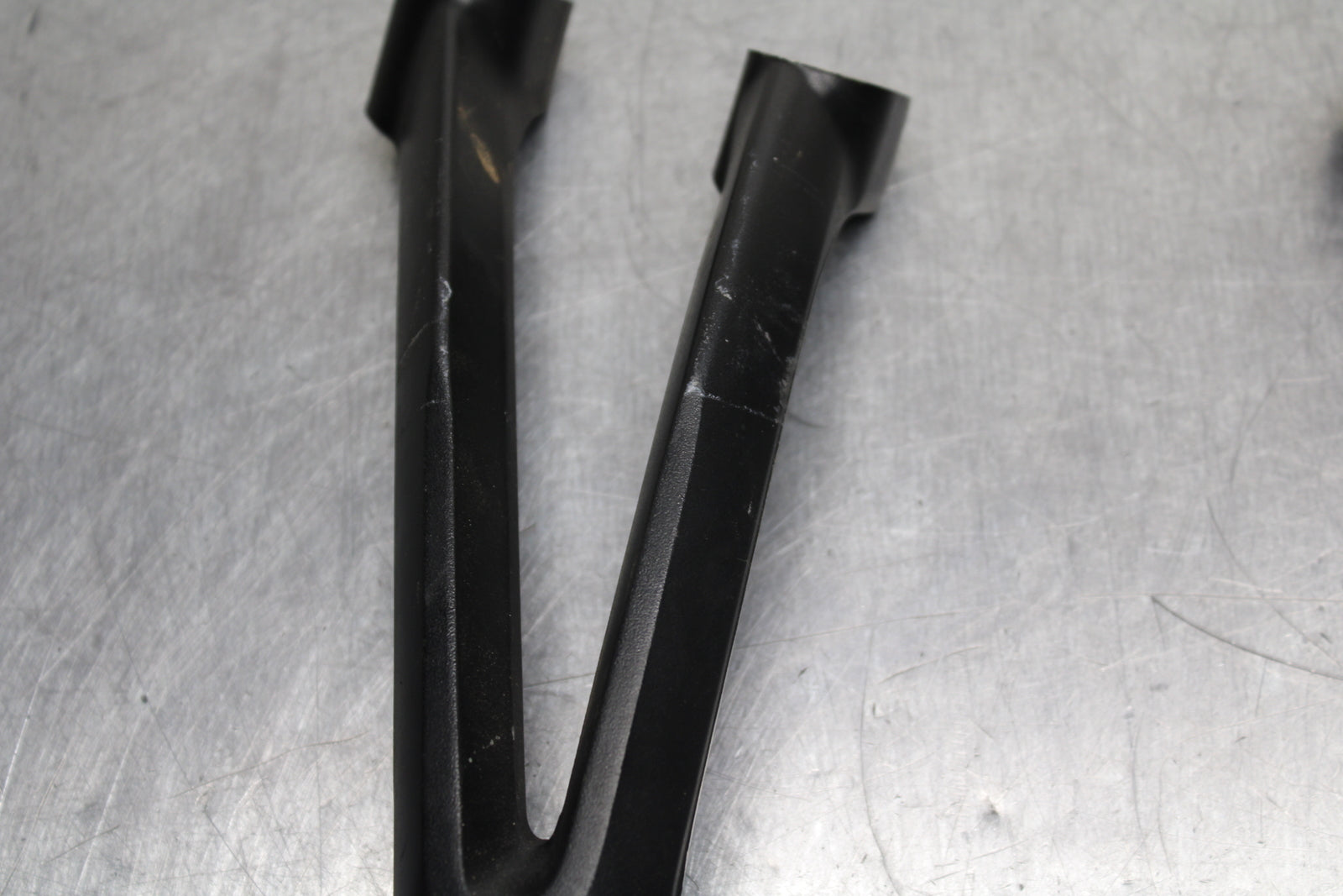 09 SUZUKI GSXR600 REAR BACK PASSENGER PEG SET PAIR BB759