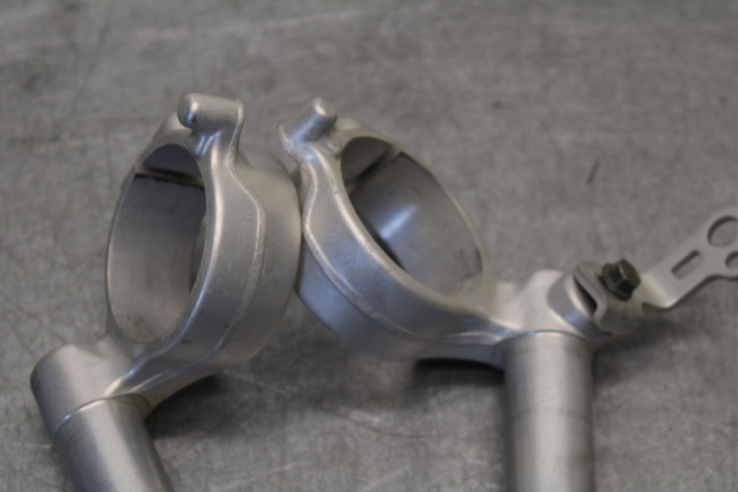 05-06 SUZUKI GSXR1000 LEFT RIGHT CLIP ON HANDLEBARS PAIR SET 56111-41G00 BB663