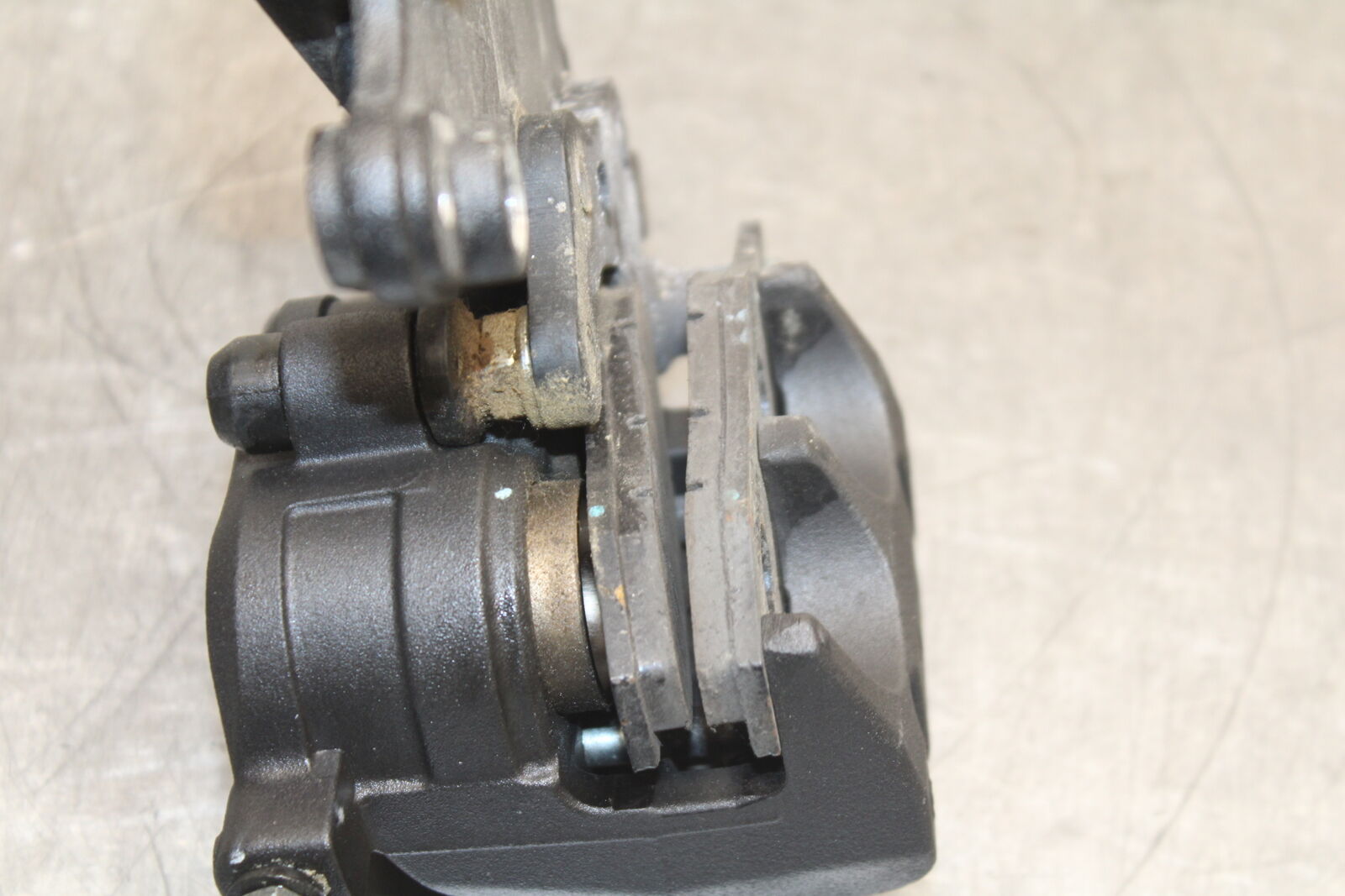 18-23 KAWASAKI NINJA 400 EX400 ABS REAR BACK BRAKE CALIPER W MOUNT BRACKET BB747