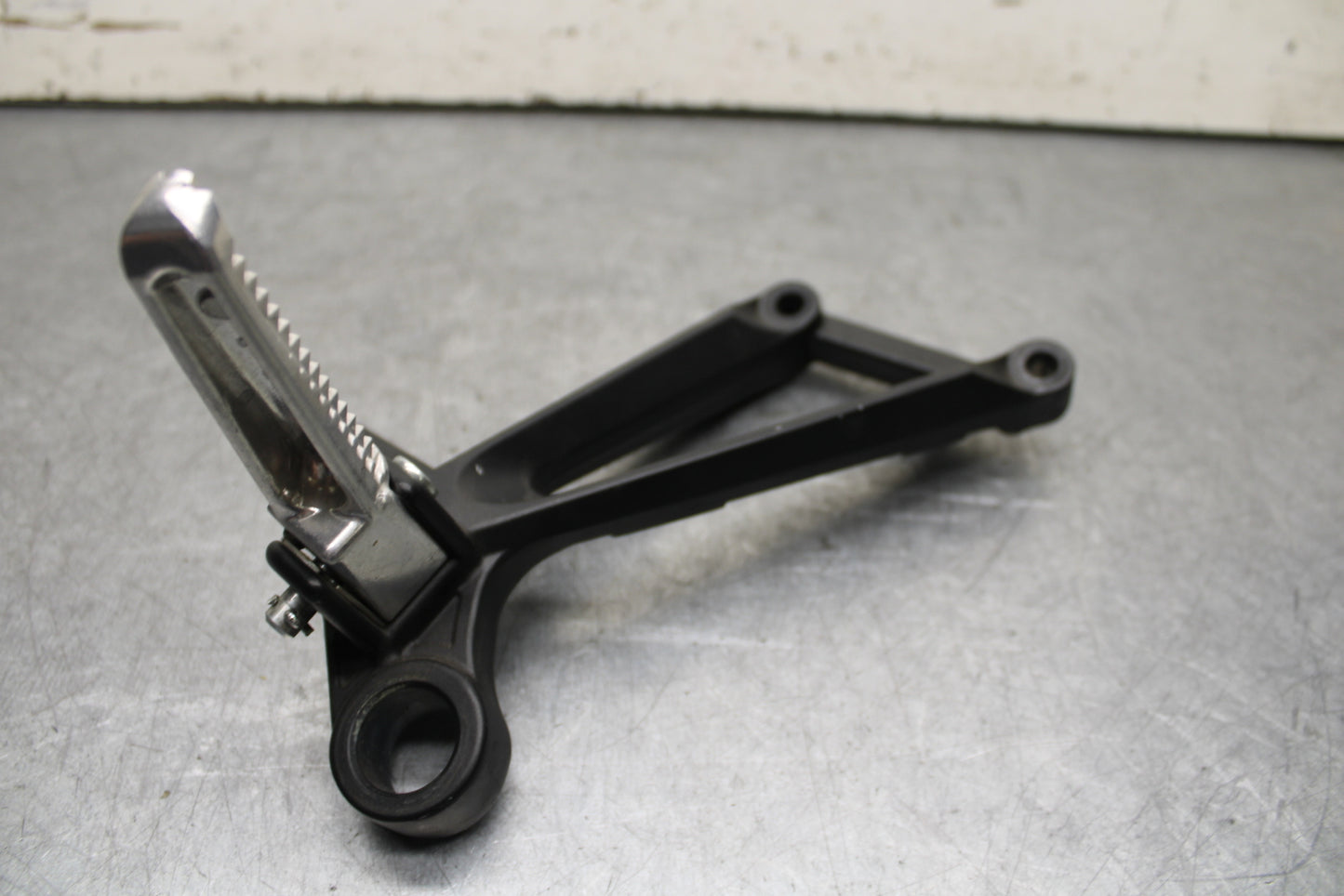 15-17 YAMAHA YZF R3 RIGHT REAR BACK PASSENGER PEG BB651