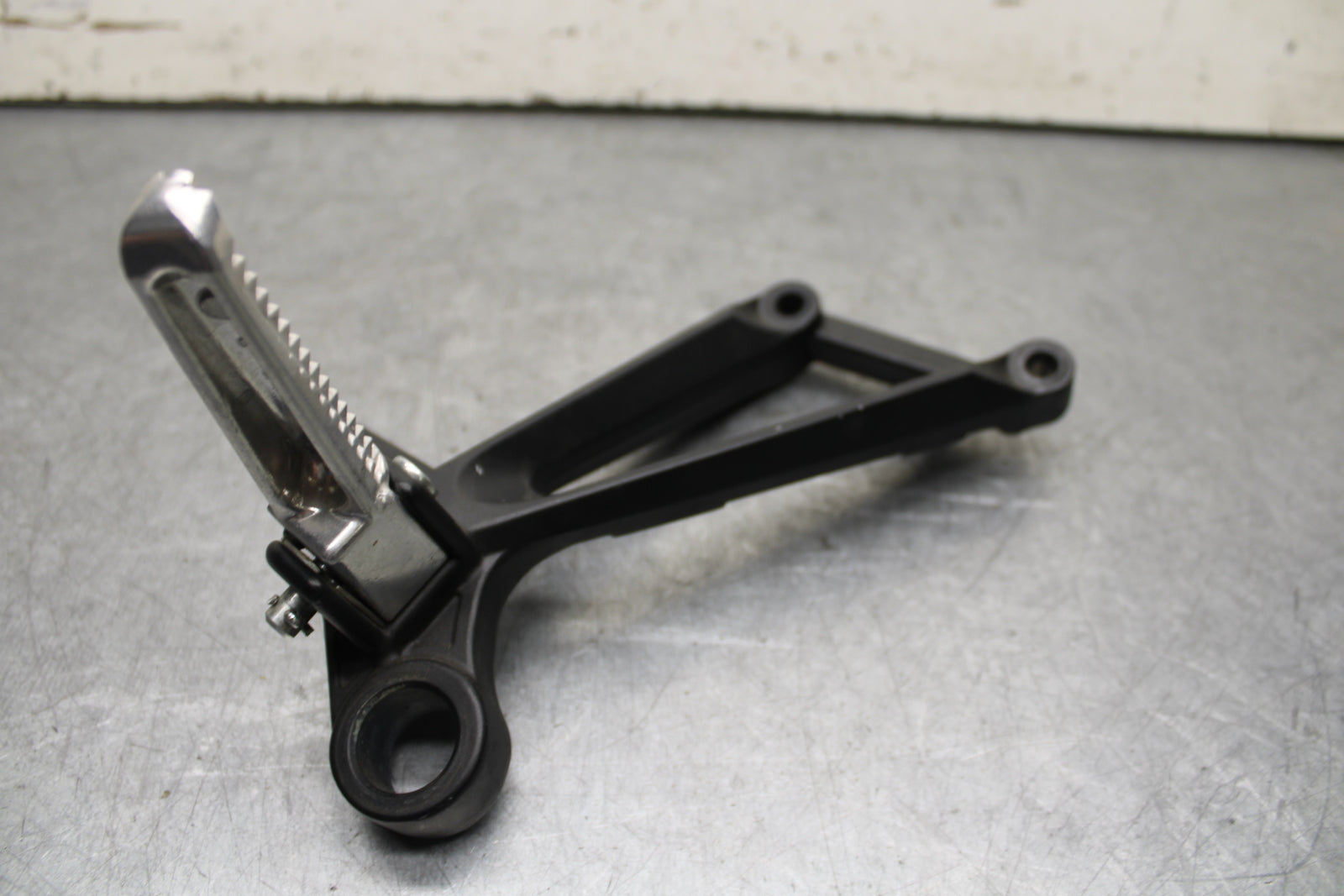 15-17 YAMAHA YZF R3 RIGHT REAR BACK PASSENGER PEG BB651