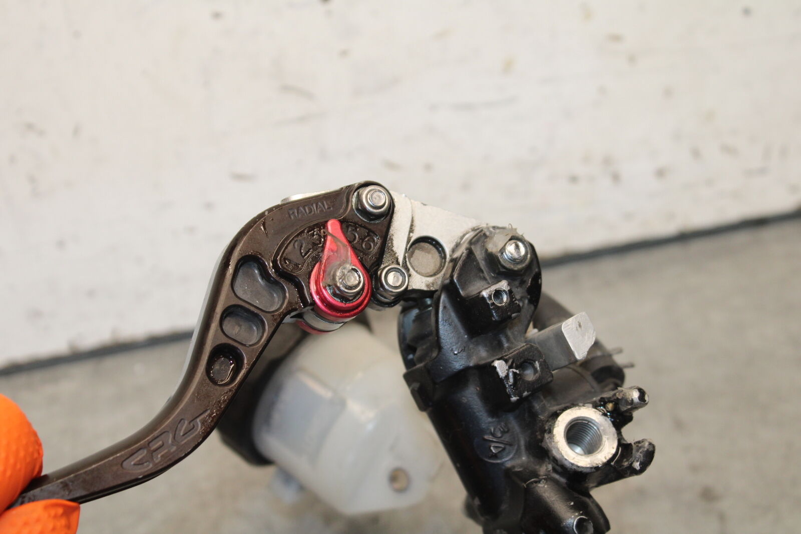 05-06 SUZUKI GSXR1000 FRONT BRAKE MASTER CYLINDER w/ LEVER 59600-47H10 BB677