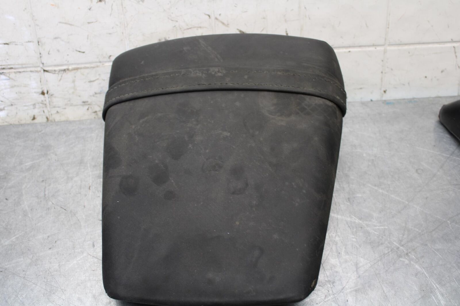 2000 Yamaha YZF R6 REAR BACK PASSENGER TANDEM SEAT PAD SADDLE PILLION BB558