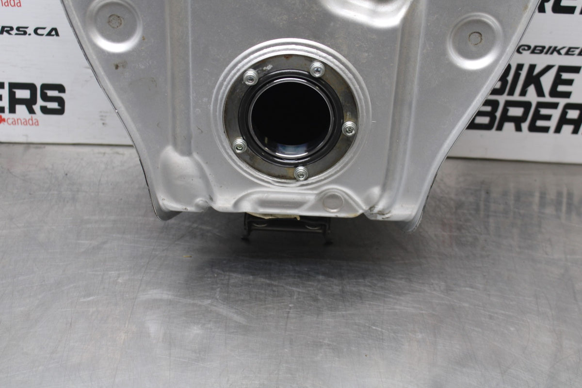 06-07 SUZUKI GSXR600 GAS TANK FUEL CELL PETROL RESERVOIR NO KEY BB792-B
