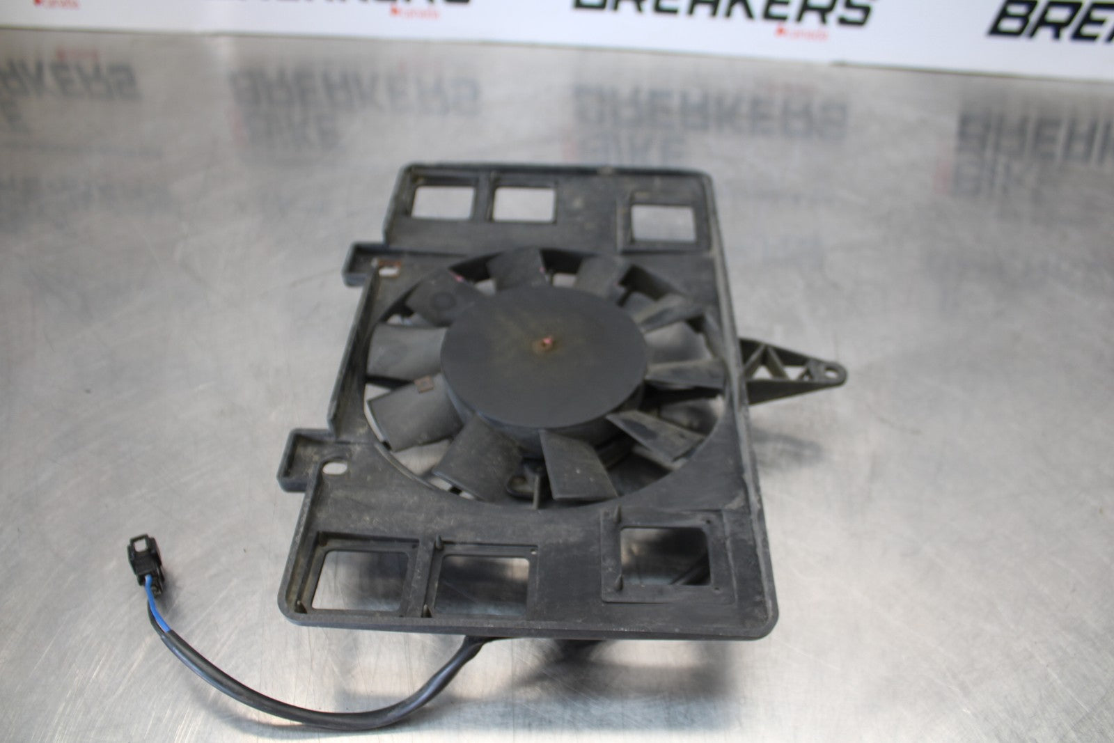 05 TRIUMPH ROCKET III ENGINE RADIATOR COOLING FAN BB186