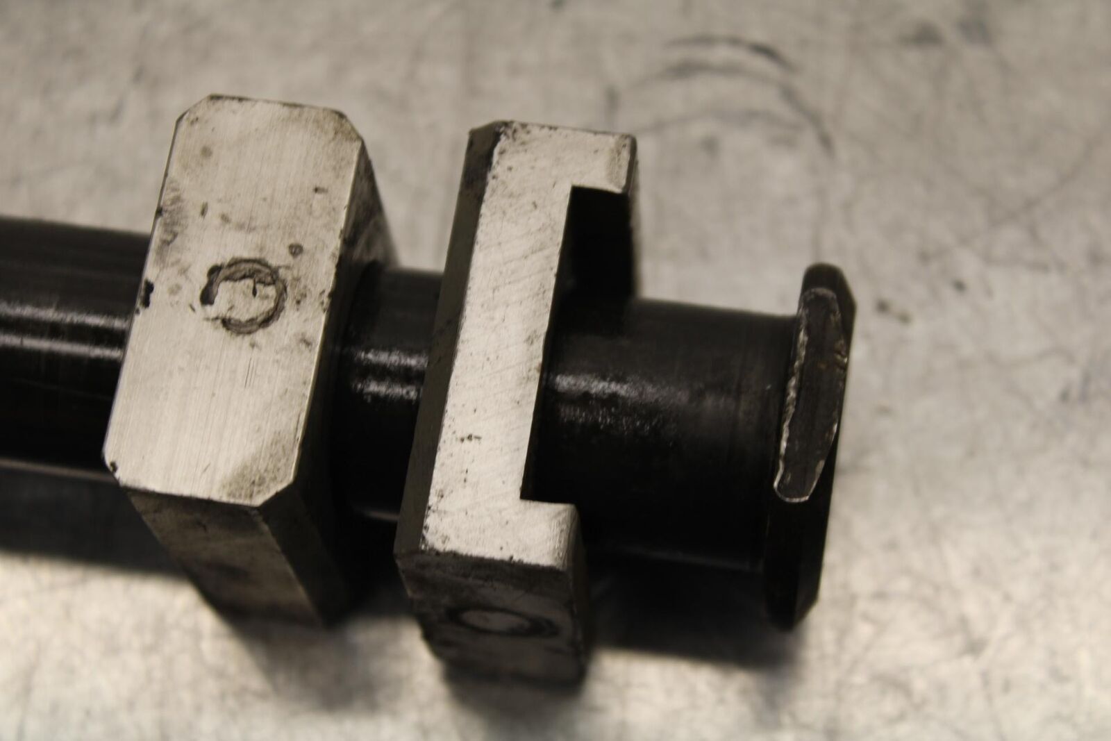 2007 Yamaha YZF R6S REAR AXLE BACK WHEEL PIVOT BOLT AXEL 5SL-25381-10-00 BB594