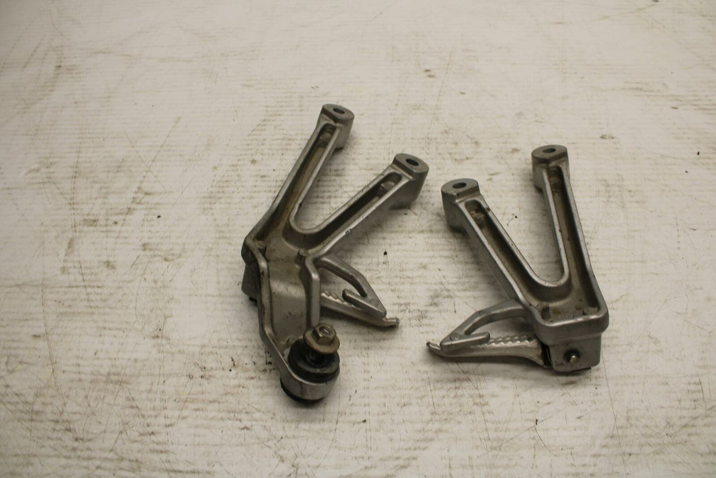 03-11 SUZUKI SV650A REAR BACK PASSENGER PEG SET PAIR BB290