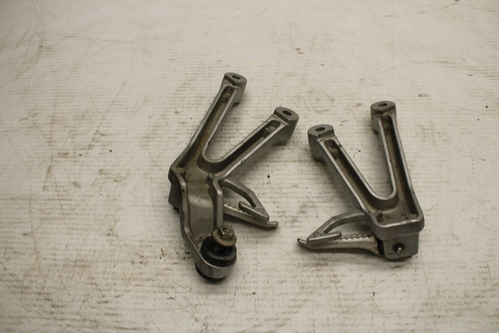 03-11 SUZUKI SV650A REAR BACK PASSENGER PEG SET PAIR BB290
