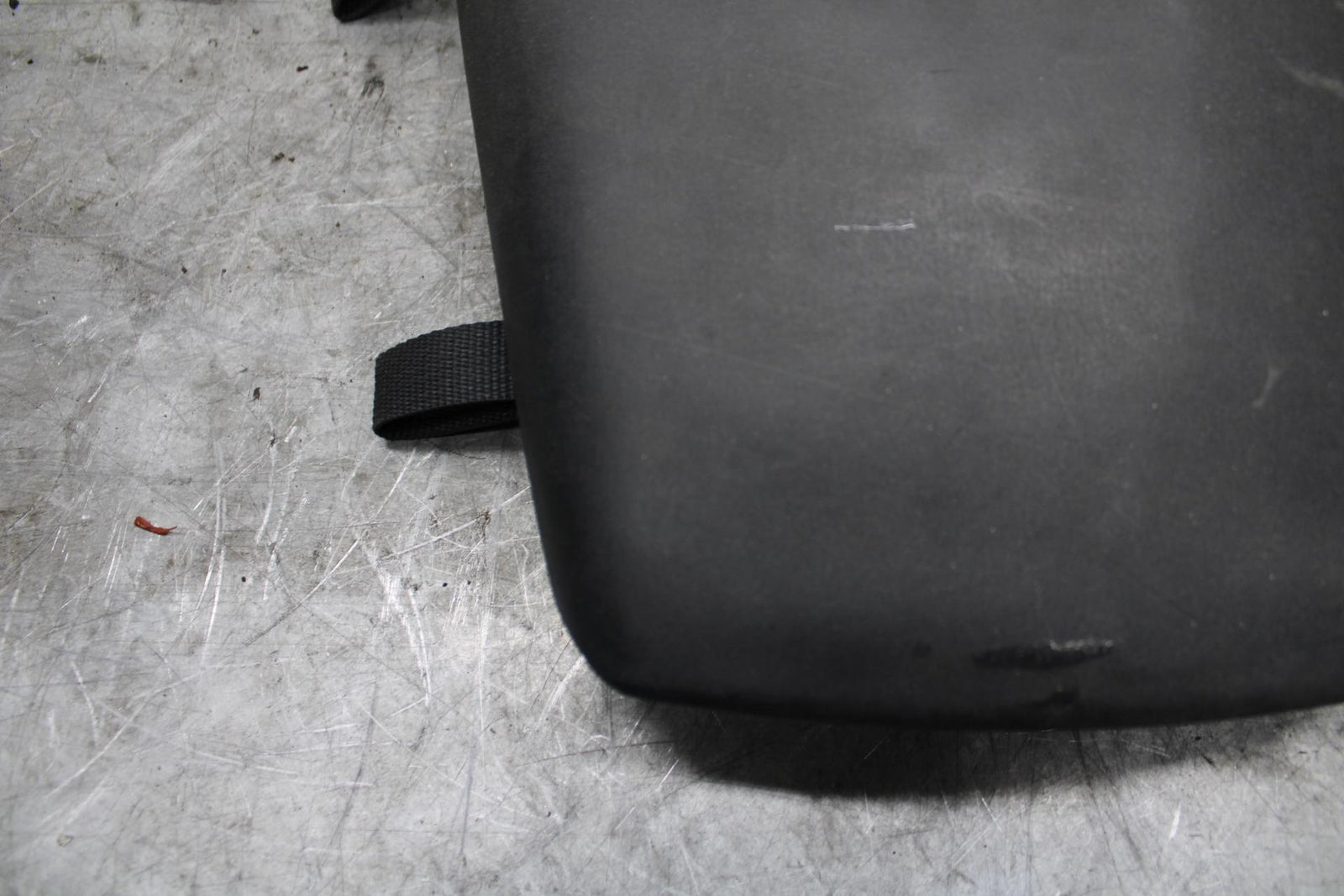 2002 Yamaha YZF R6 REAR BACK PASSENGER TANDEM SEAT PAD SADDLE PILLION BB545