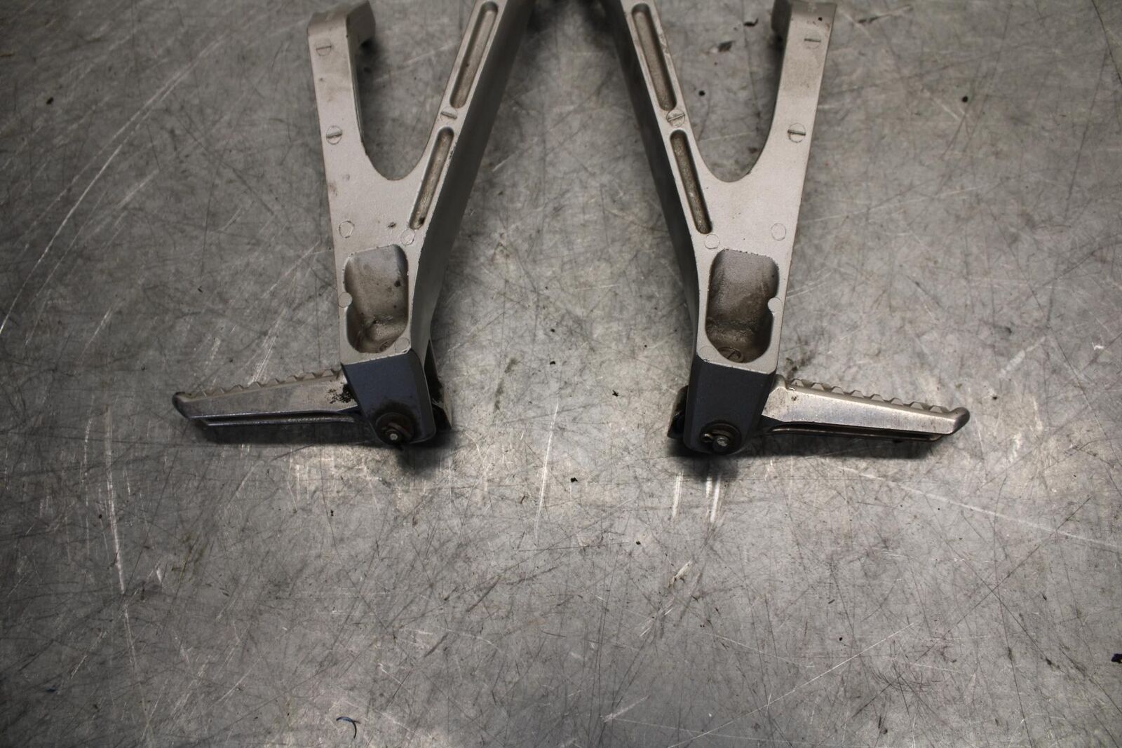 2016 Honda CBR1000RR REAR BACK PASSENGER PEG SET PAIR 50720-MEL-305 BB530