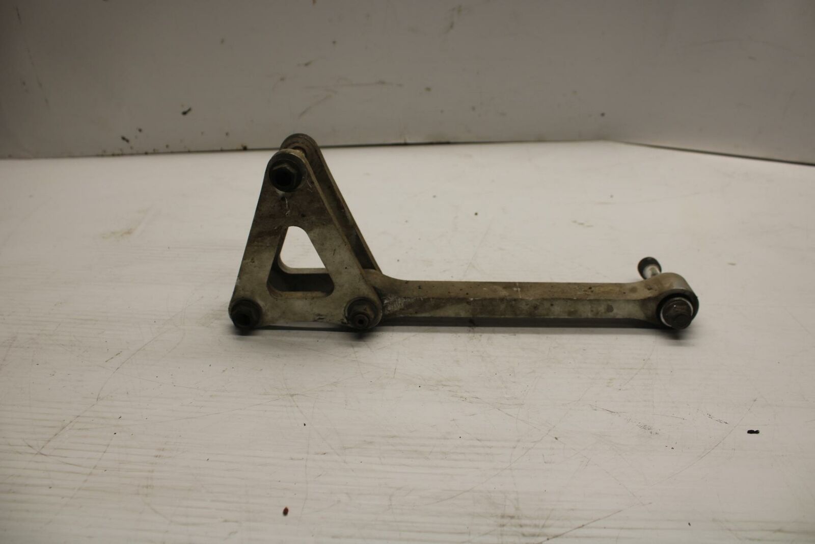 06 YAMAHA YZF R1 REAR DOGBONE SHOCK LINKAGE LINK 5VY-2217A-00-00 BB282