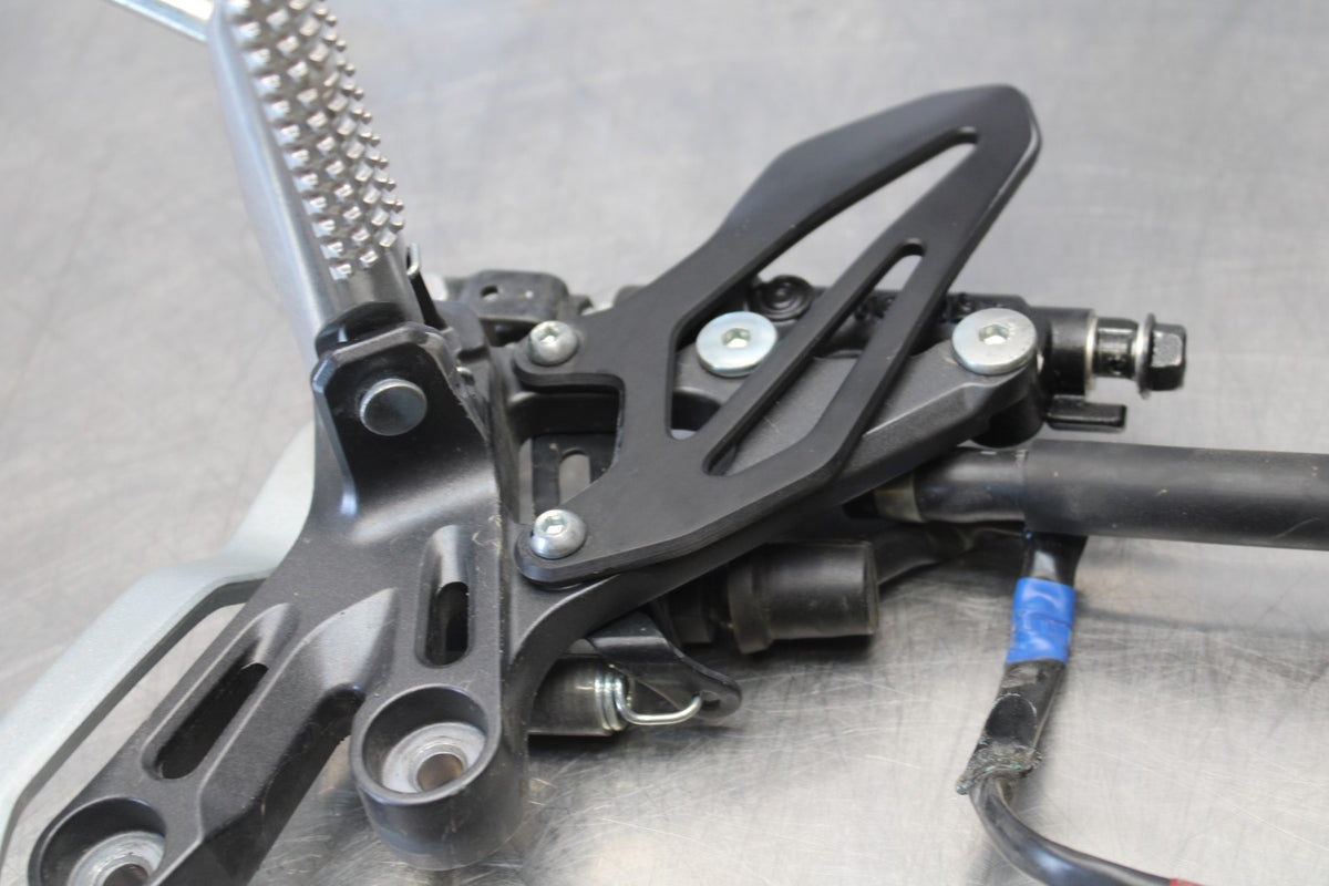 22-25 YAMAHA YZF R7 RIGHT REARSET REAR SET DRIVER FOOT PEG REST STOP BB176