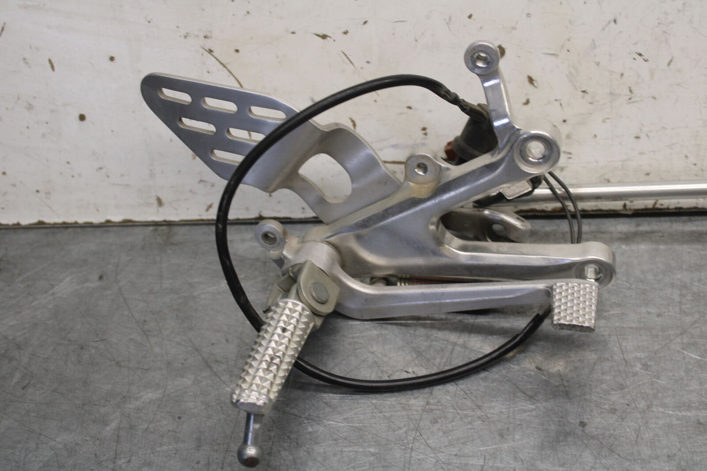 08-09 YAMAHA YZF R6S RIGHT LEFT REARSETS REAR SET DRIVER FOOT PEGS  BB690