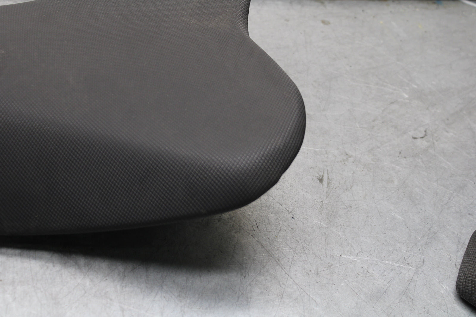 18-23 KAWASAKI NINJA 400 FRONT DRIVERS SEAT PAD SADDLE PILLION BB660