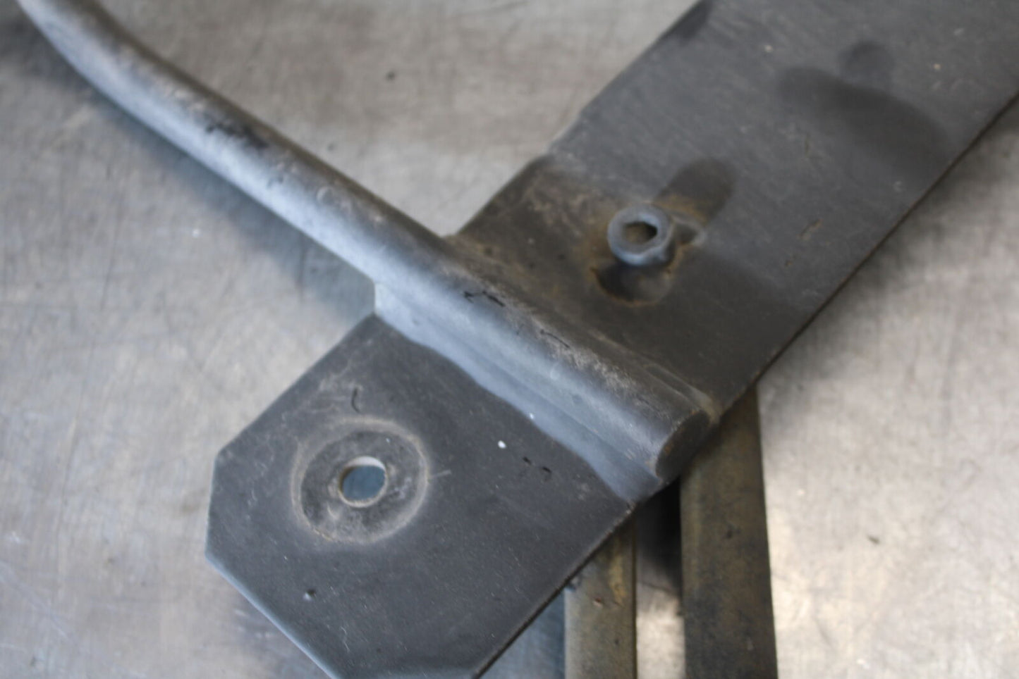 05-09 SUZUKI BOULEVARD C90 SADDLEBAG CASE MOUNTING BRACKET MOUNT BB692