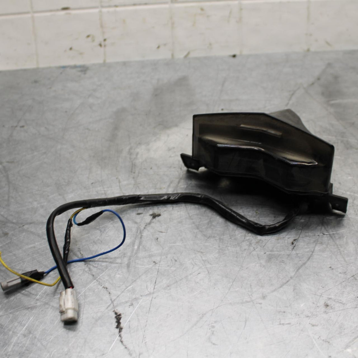 09-14 YAMAHA YZF R1 REAR TAIL TAILLIGHT BACK BRAKE LIGHT BB448