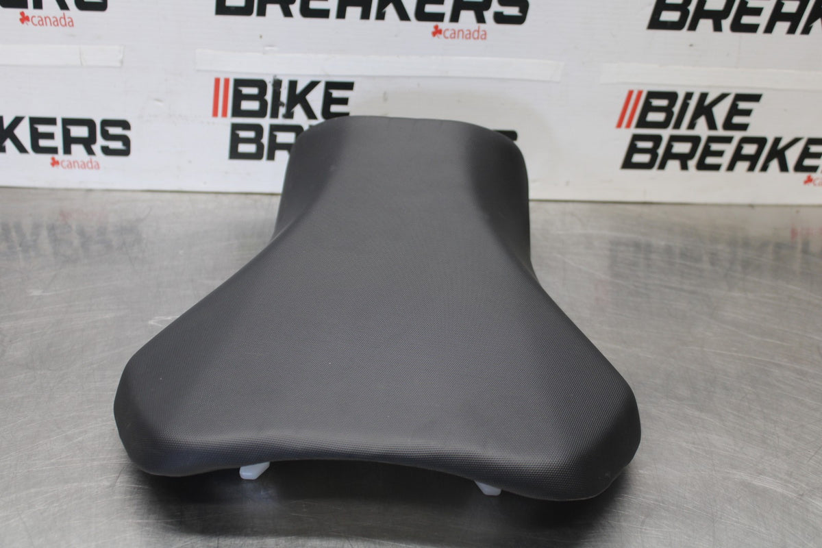 15-26 SUZUKI GSXR600 FRONT DRIVERS SEAT PAD SADDLE PILLION BB888