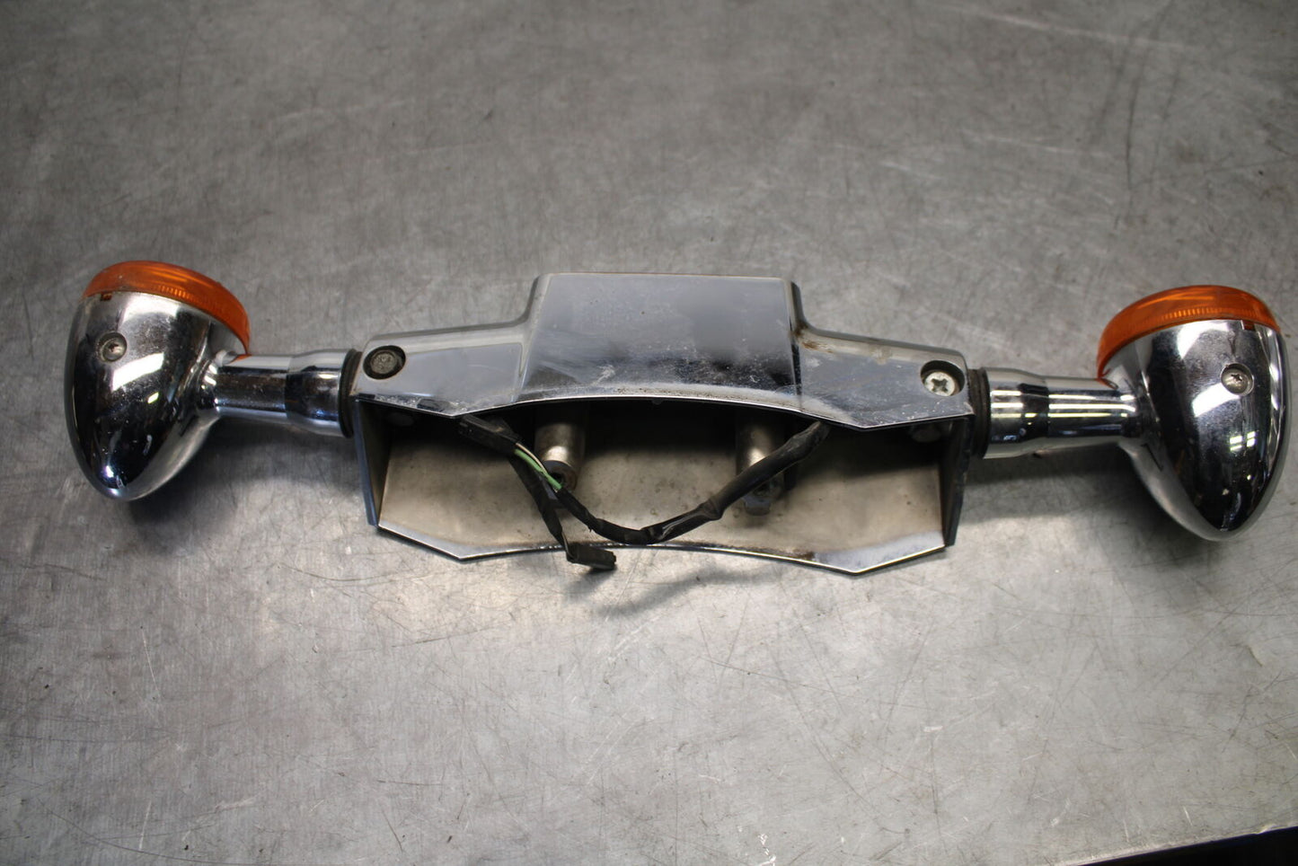 05-09 SUZUKI BOULEVARD C90 REAR BACK TURN SIGNAL BAR MOUNT BRACKET BB692