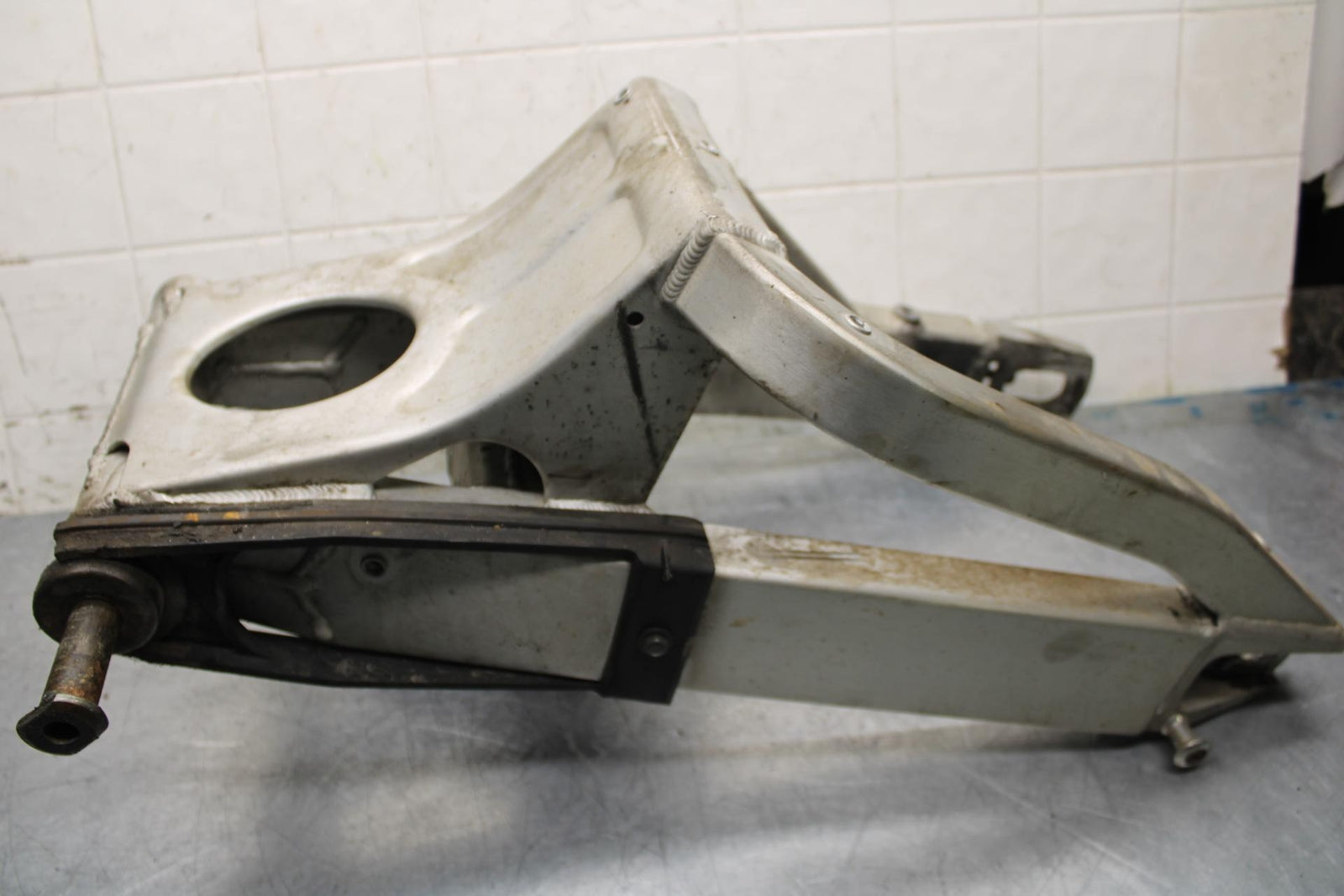 2000 Yamaha YZF R6 REAR SWINGARM BACK SUSPENSION 5EB-22110-01-00 BB558
