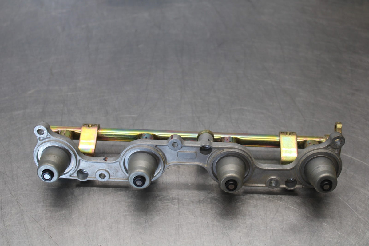05-06 HONDA CBR600RR SECONDARY FUEL INJECTORS TOP AIRBOX GAS RAIL BB893
