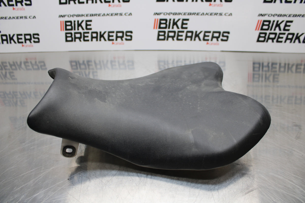 11 SUZUKI GSXR1000 FRONT DRIVERS SEAT PAD SADDLE PILLION BB142