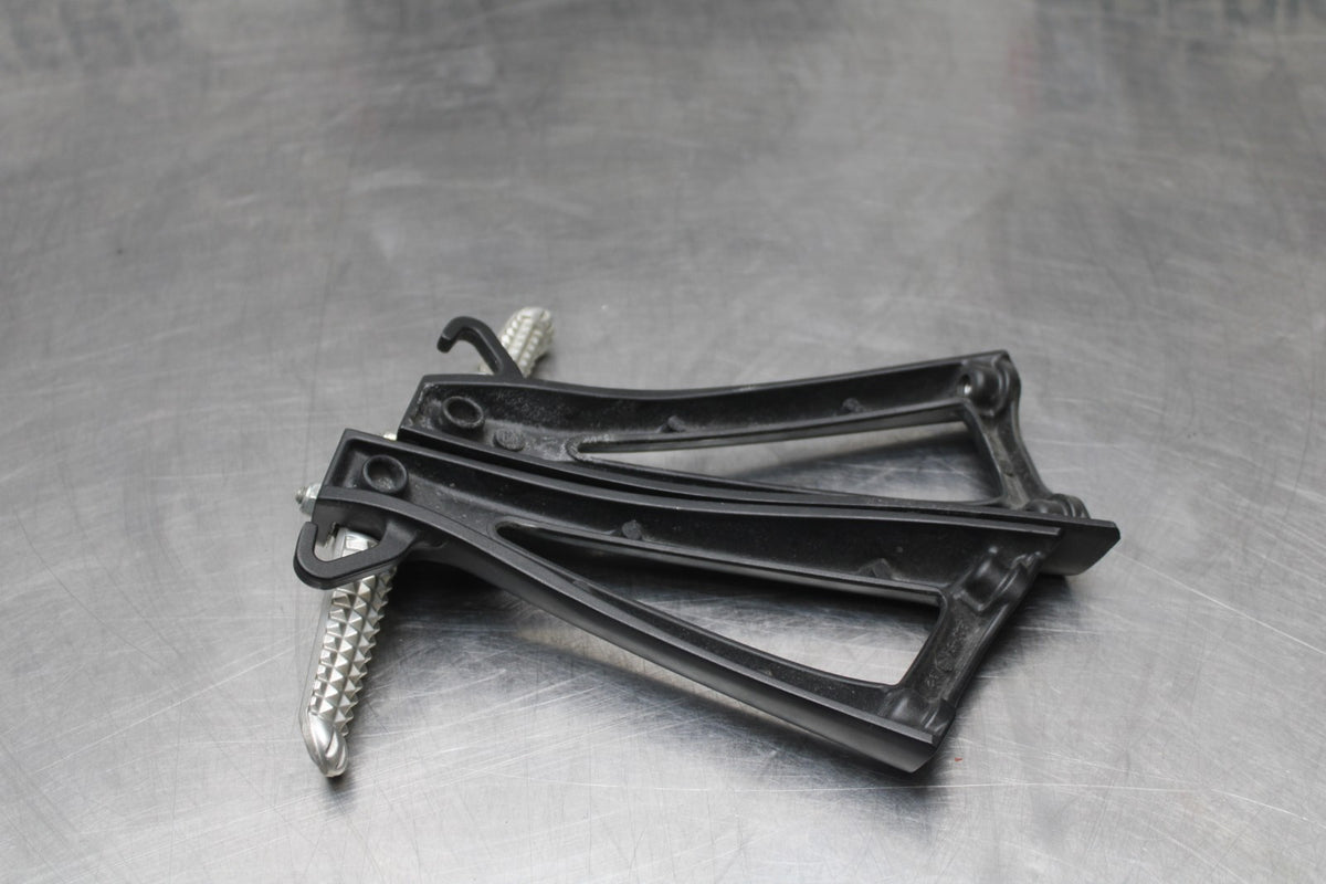 08-16 YAMAHA YZF R6 REAR BACK PASSENGER PEG SET PAIR BB856