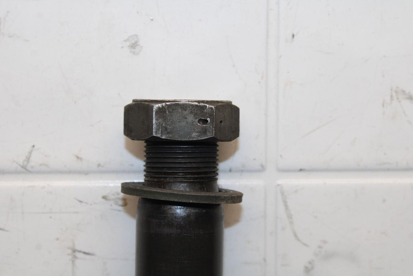 2007 Yamaha YZF R6S REAR AXLE BACK WHEEL PIVOT BOLT AXEL 5SL-25381-10-00 BB594