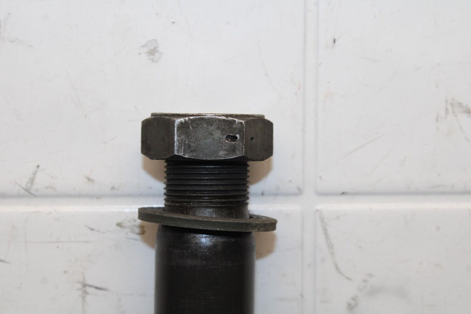 2007 Yamaha YZF R6S REAR AXLE BACK WHEEL PIVOT BOLT AXEL 5SL-25381-10-00 BB594