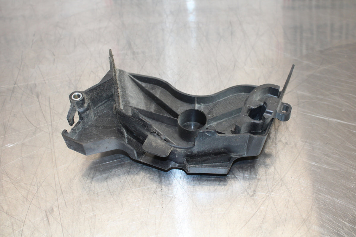 23 YAMAHA YZF R3 ENGINE SPROCKET COVER BB147