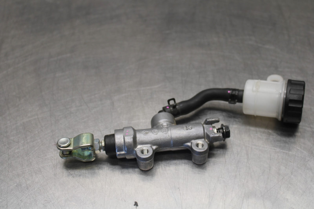 25 KAWASAKI Z900 REAR BACK BRAKE MASTER CYLINDER W RESERVOIR BB928