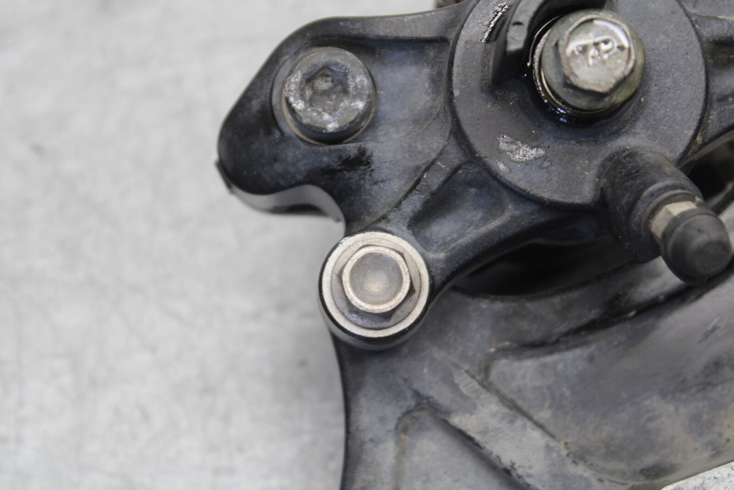 05-06 SUZUKI GSXR1000 REAR BRAKE CALIPER W MOUNT BRACKET 69100-29G20-999 BB663