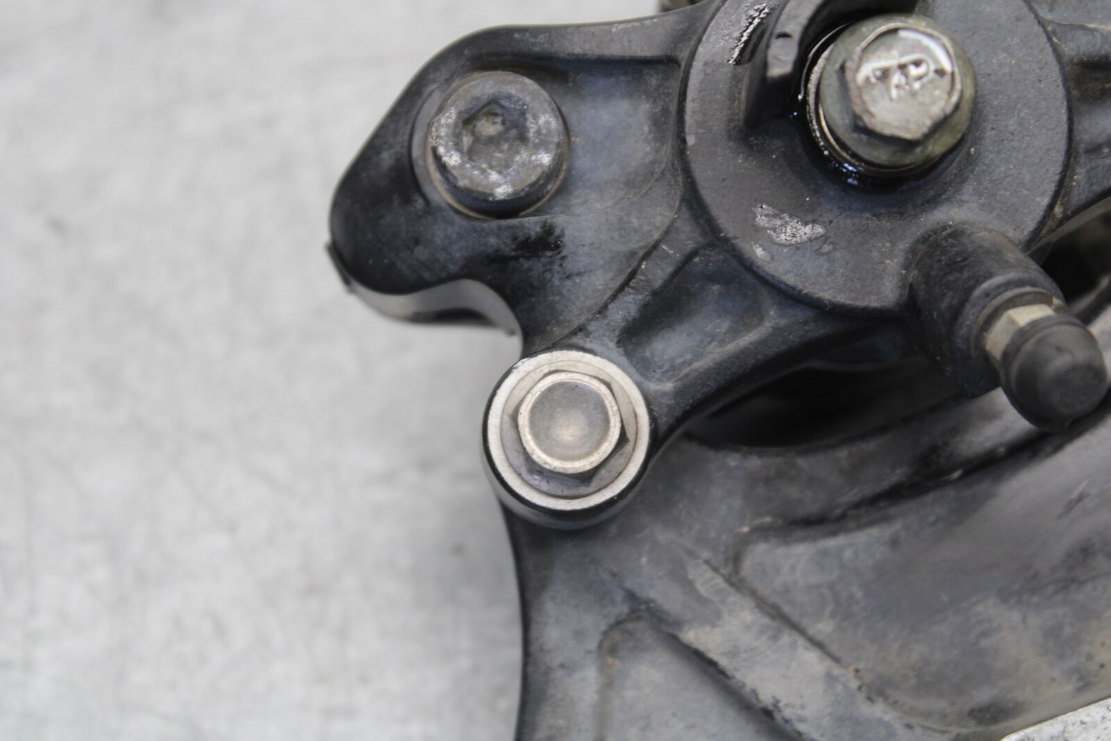 05-06 SUZUKI GSXR1000 REAR BRAKE CALIPER W MOUNT BRACKET 69100-29G20-999 BB663