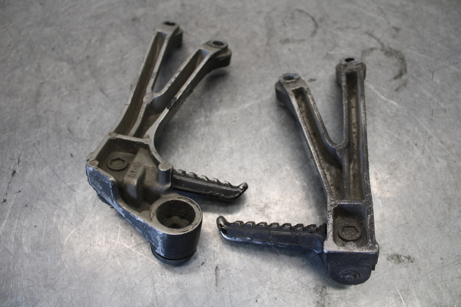 03-04 KAWASAKI NINJA ZX6RR REAR BACK PASSENGER PEG SET PAIR BB684