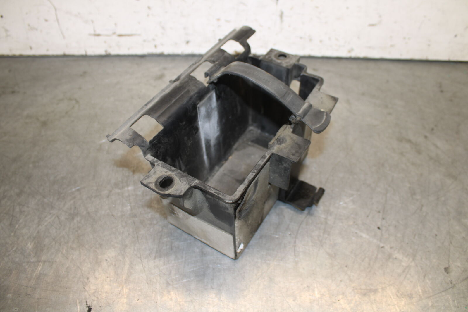 05-06 YAMAHA ROAD STAR XV1700A BATTERY TRAY BOX HOLDER BB703