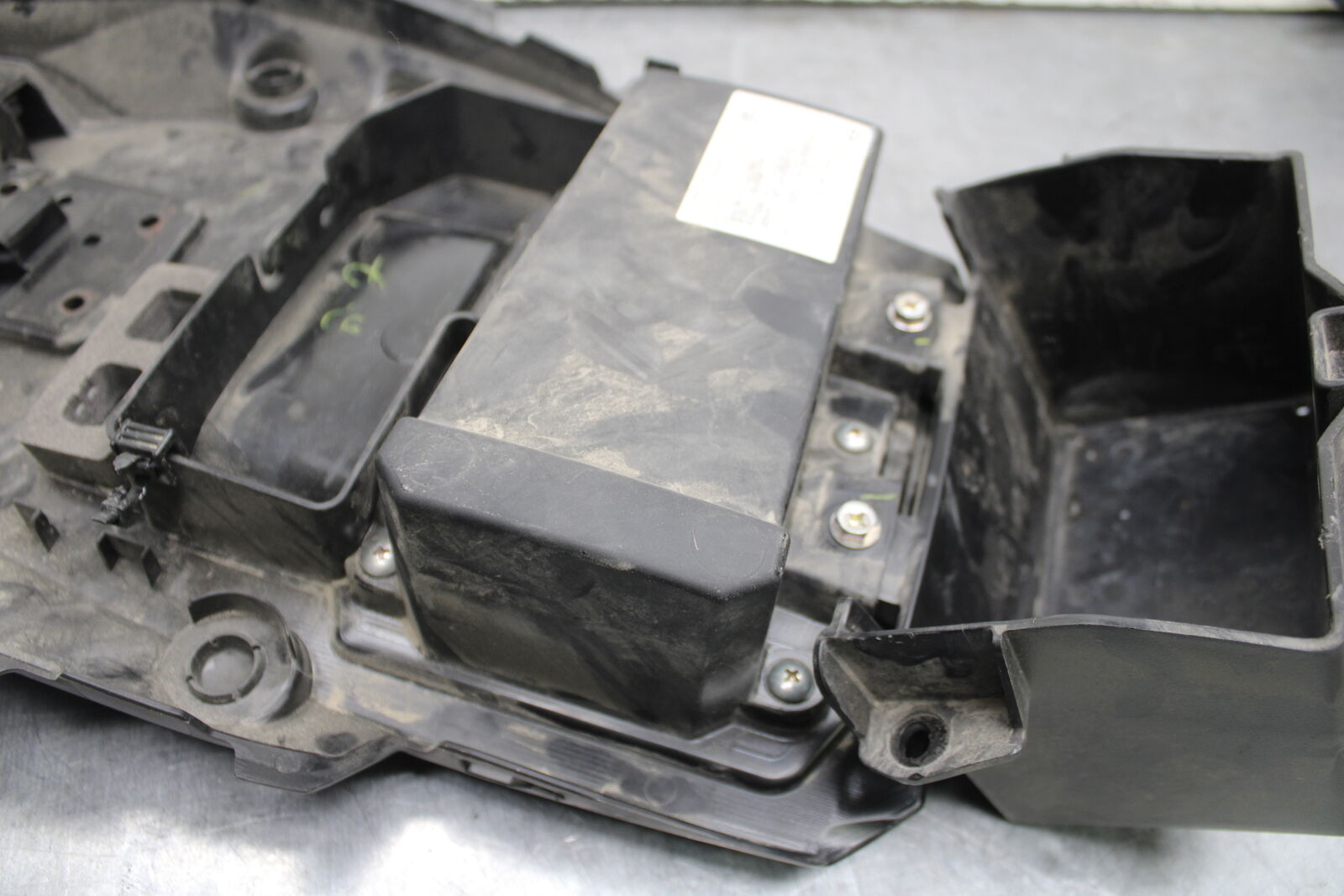 18-24 KAWASAKI NINJA 650 REAR BACK TAIL UNDERTAIL BATTERY TRAY PLASTIC BB725