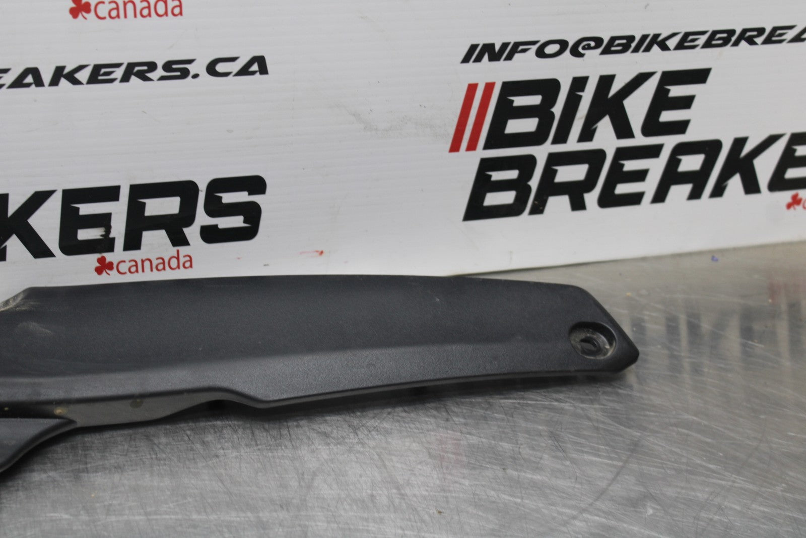 22-25 YAMAHA YZF R7 RIGHT FRONT SIDE SEAT SADDLE PANEL TRIM COWL FAIRING BB769