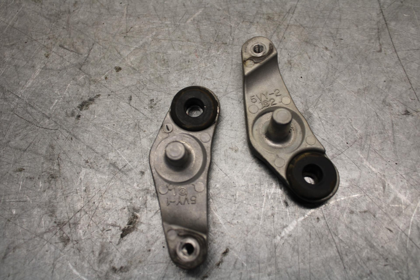 2007 Yamaha YZF R6 FRONT GAS TANK BRACKET MOUNT BB525