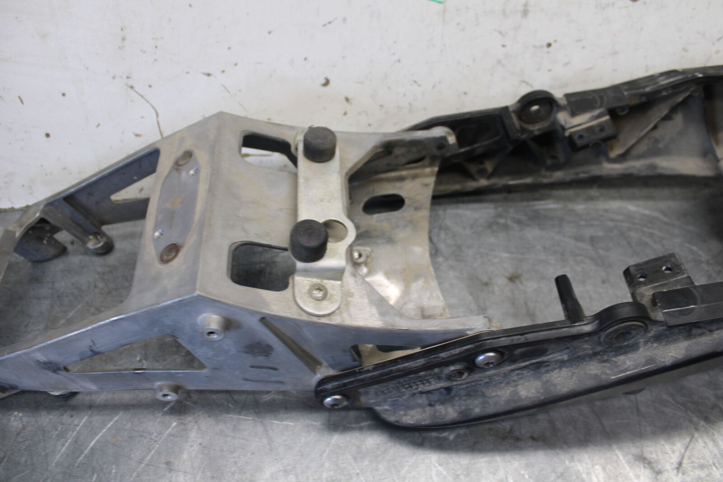 06-07 SUZUKI GSXR 600 REAR SUBFRAME BACK SUB FRAME BB694