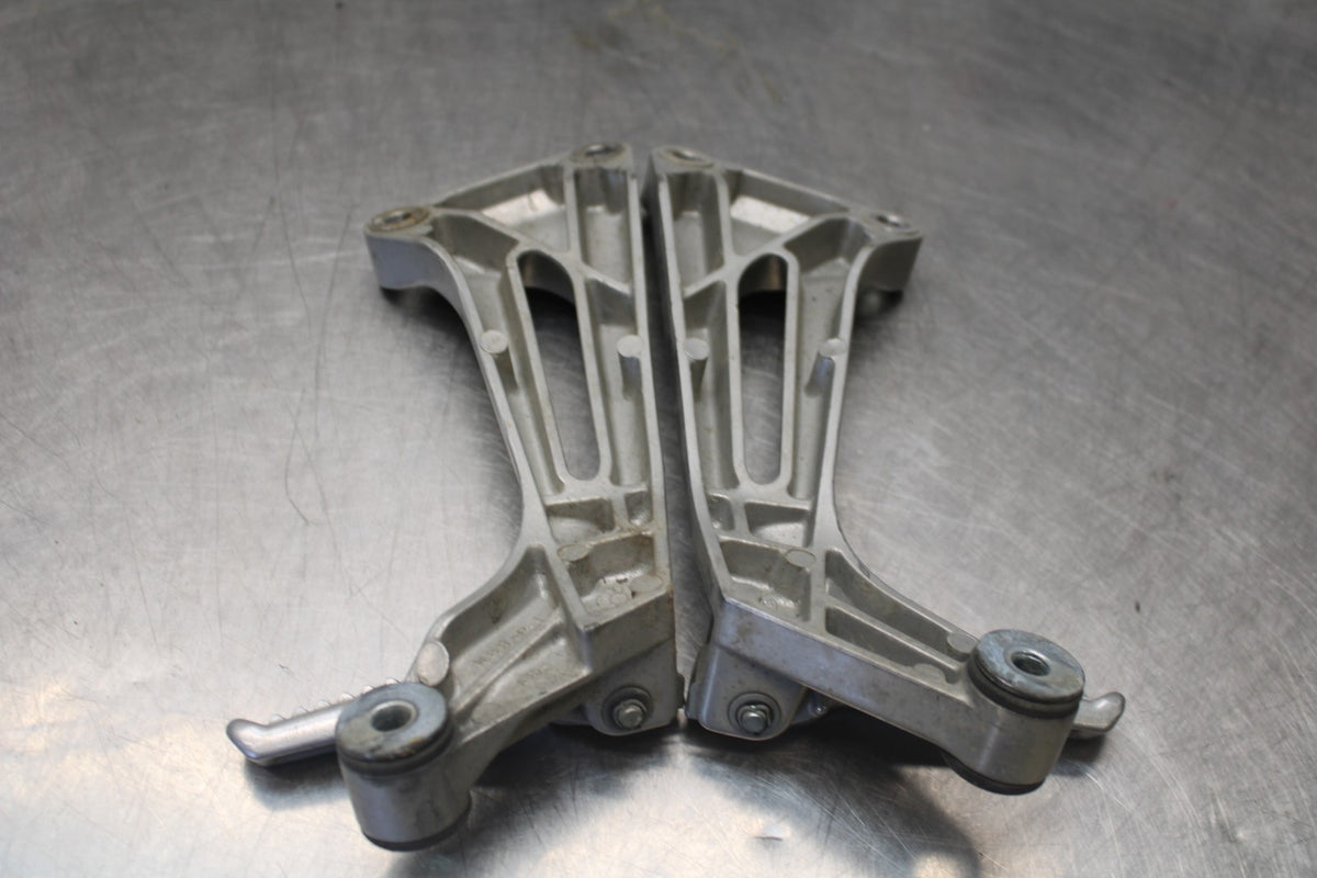 98-05 HONDA SUPER HAWK 1000 VTR1000F REAR BACK PASSENGER PEG SET PAIR BB924