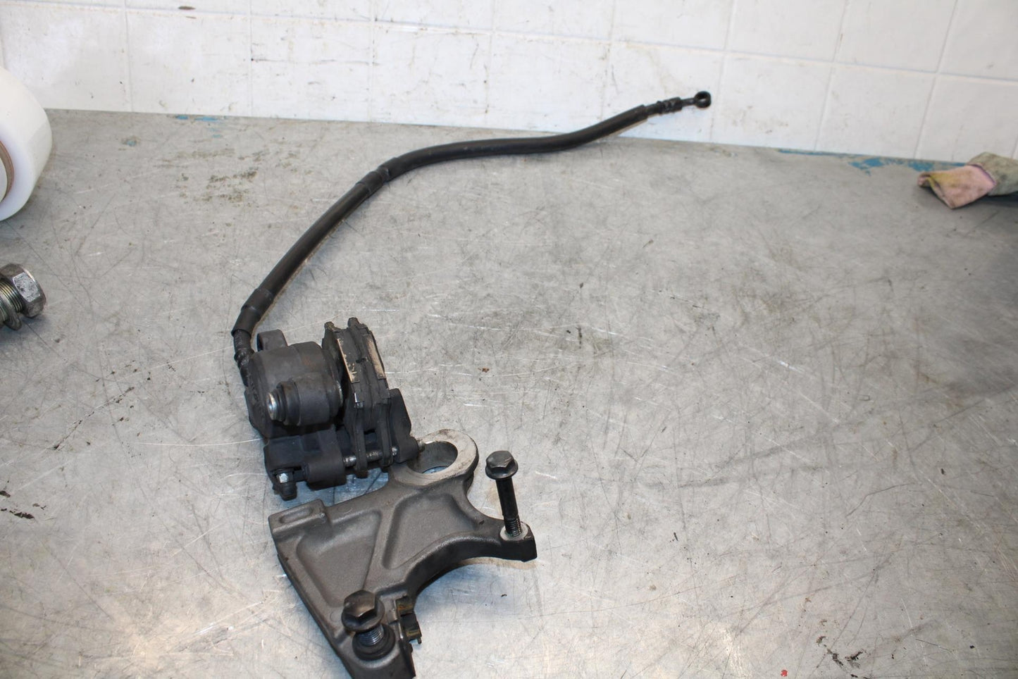 08-16 YAMAHA YZF R6 REAR BACK BRAKE CALIPER W MOUNT BRACKET BB431