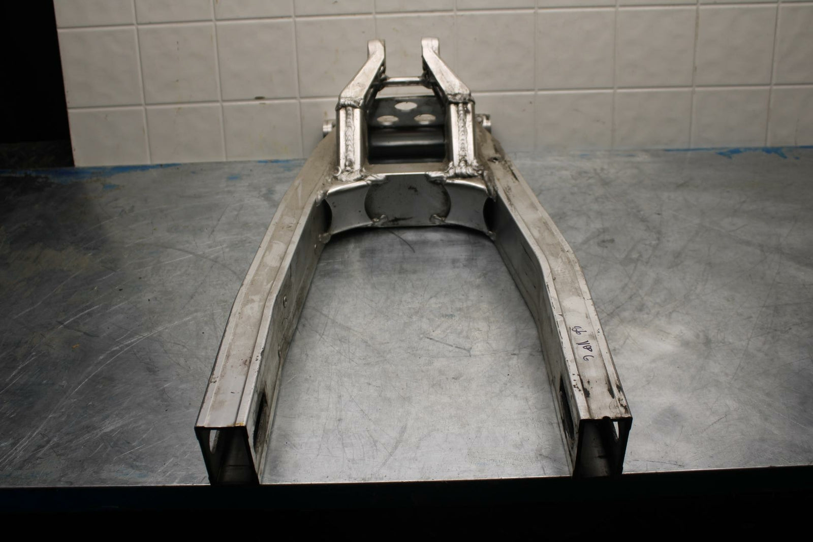 86 SUZUKI GSXR1100 G REAR SWINGARM BACK SUSPENSION SWING ARM BB413 B