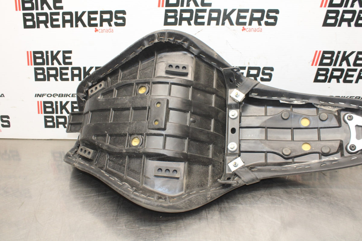 14 HONDA SHADOW 750 VT750C2B FRONT DRIVERS/ REAR SEAT BB867