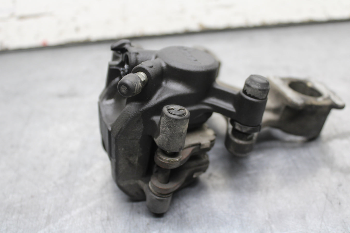 11-24 SUZUKI GSXR750 REAR BRAKE CALIPER W MOUNT BRACKET 69100-47H10-999  BB714