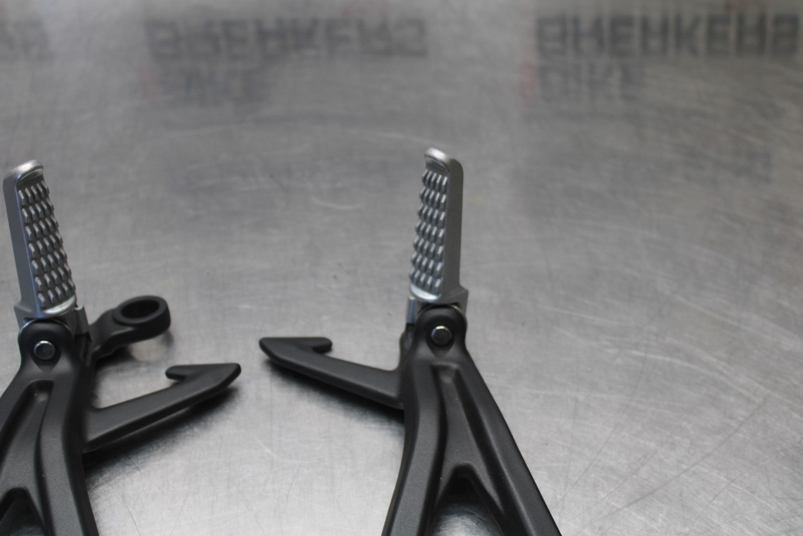 24-25 KAWASAKI NINJA ZX4R REAR BACK PASSENGER PEG SET PAIR BB610