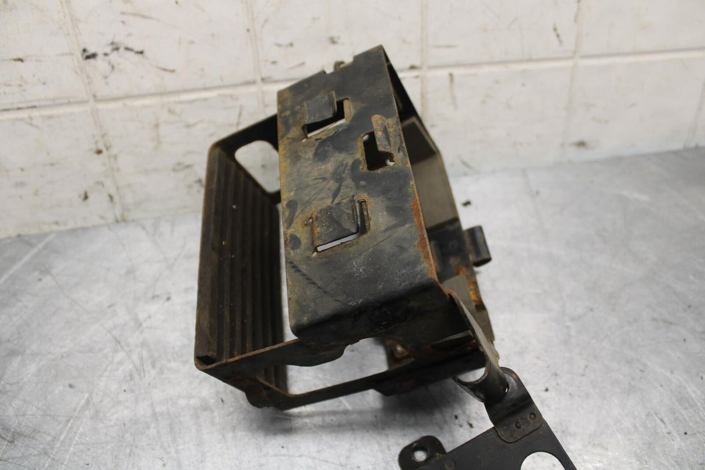 82-83 SUZUKI GS1100GL BATTERY TRAY BOX HOLDER BB30