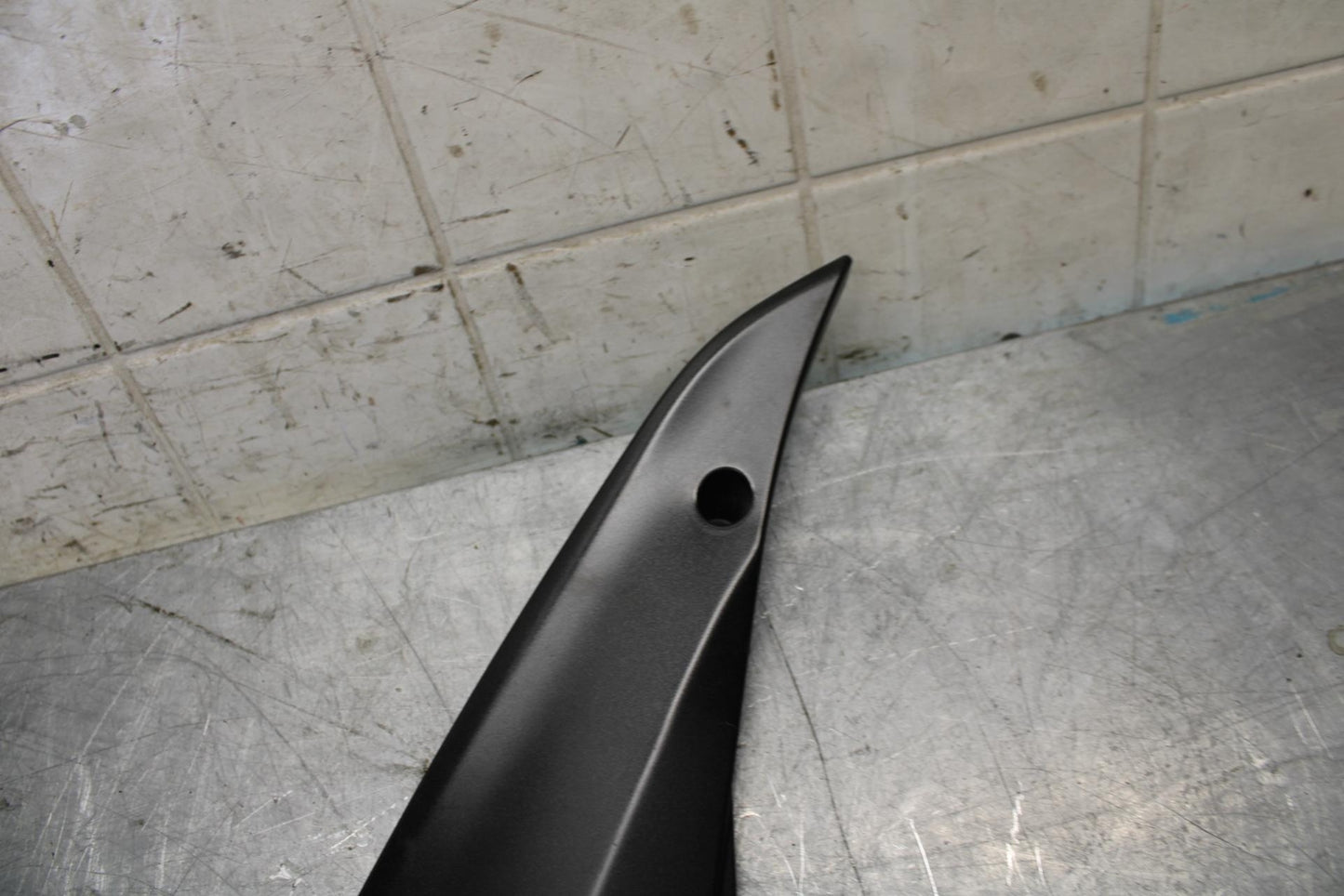 2008 Kawasaki Ninja ZX10R  RIGHT FRONT SIDE SEAT SADDLE PANEL TRIM COWL BB524