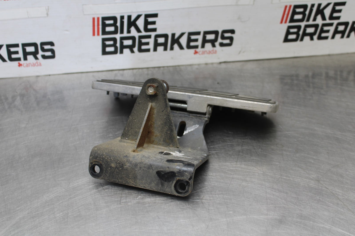 05-09 SUZUKI BOULEVARD C90 LEFT FRONT FOOT REST PEG STEP BB918
