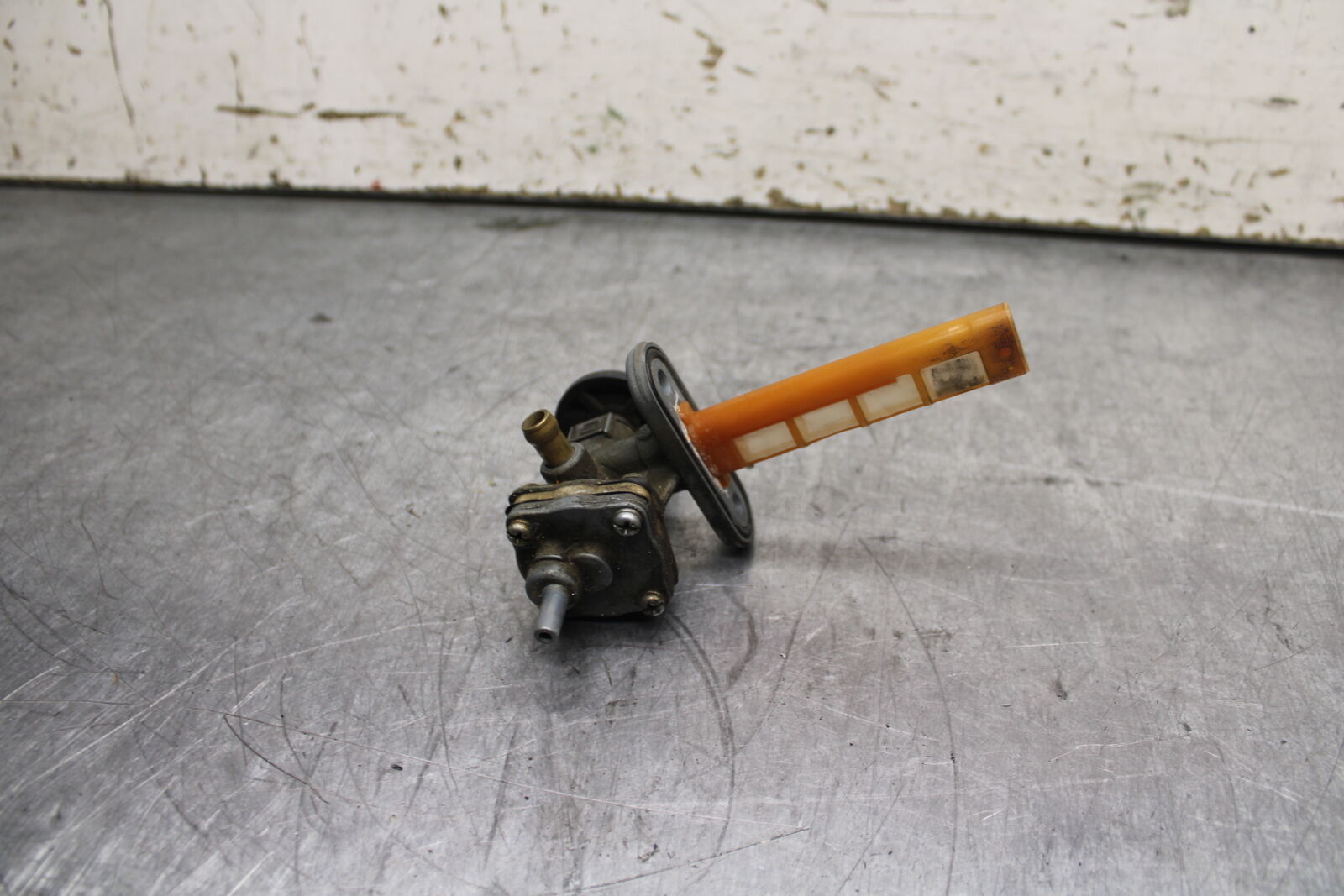 04-05 SUZUKI KATANA 750 GSX750F FUEL GAS TANK PETCOCK SHUT ON OFF VALVE BB110